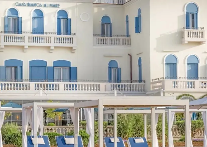 Casa Bianca Al Mare Hotel 4*